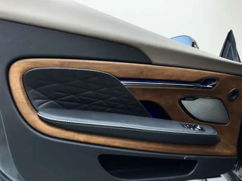 Aston Martin DB12 2024 4.0T V8 Coupe — миниатюра 27