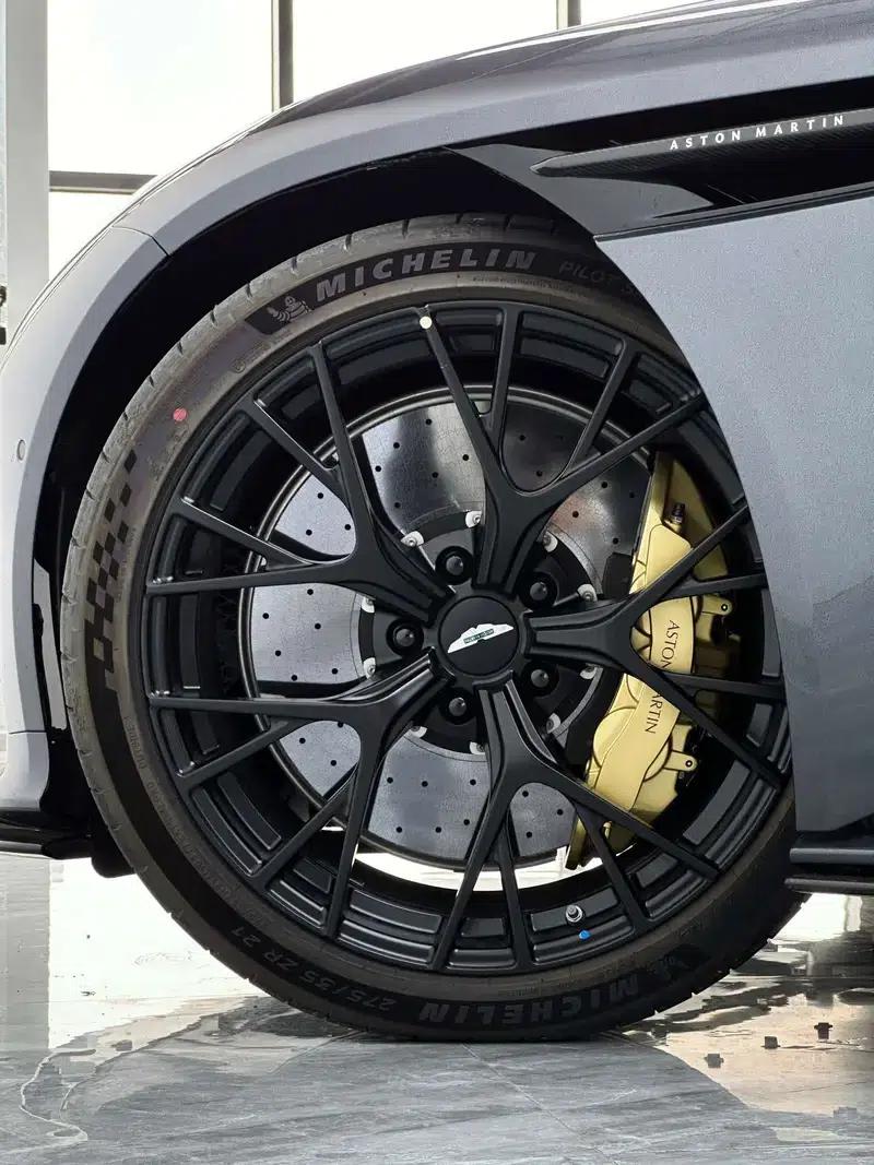 Aston Martin DB12 2024 4.0T V8 Coupe — миниатюра 7
