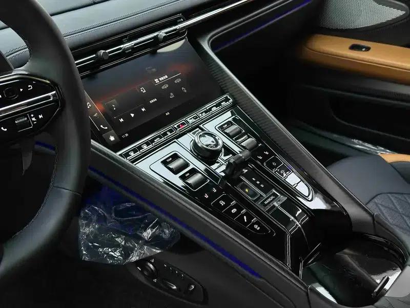 Aston Martin DB12 2024 4.0T V8 Coupe — миниатюра 17