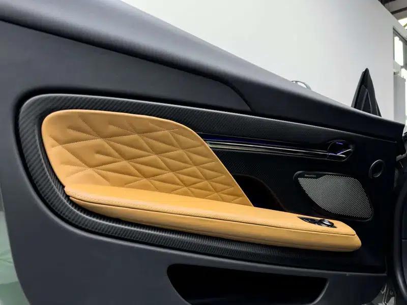 Aston Martin DB12 2024 4.0T V8 Coupe — миниатюра 8