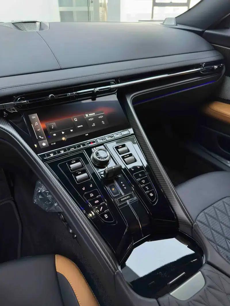 Aston Martin DB12 2024 4.0T V8 Coupe — миниатюра 9