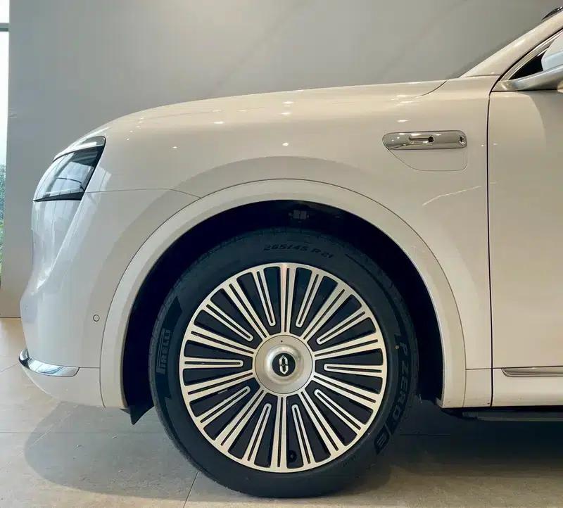 Wenjie M8 2025 Extended Range Ultra 6-Seat 4WD (192-line LiDAR) — миниатюра 6