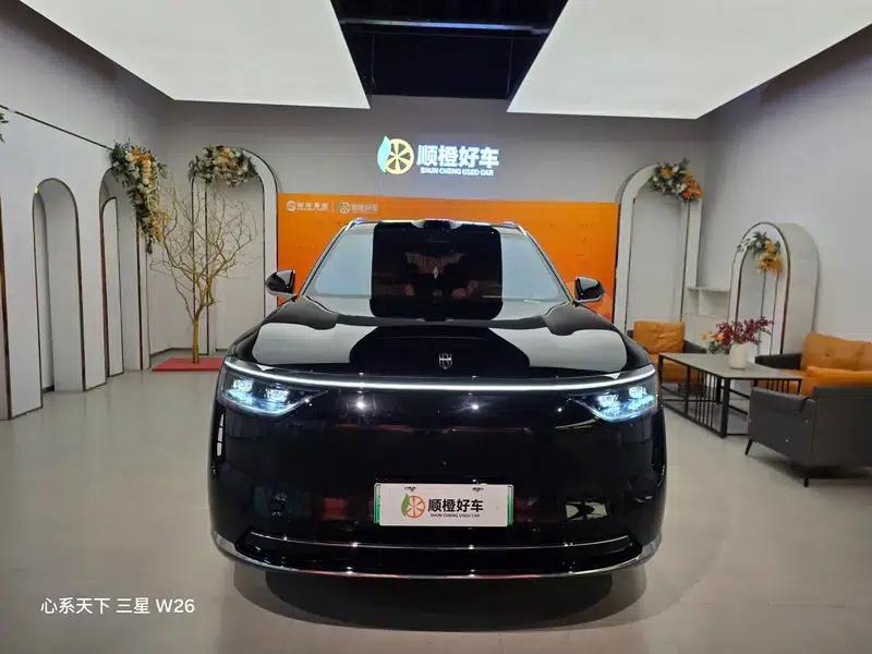 Wenjie M8 2025 Extended Range Max+ 6-Seat 4WD Version (192-line LiDAR) — миниатюра 2