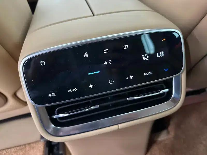 Wenjie M8 2025 Extended Range Ultra 6-Seat 4WD (192-line LiDAR) — миниатюра 8
