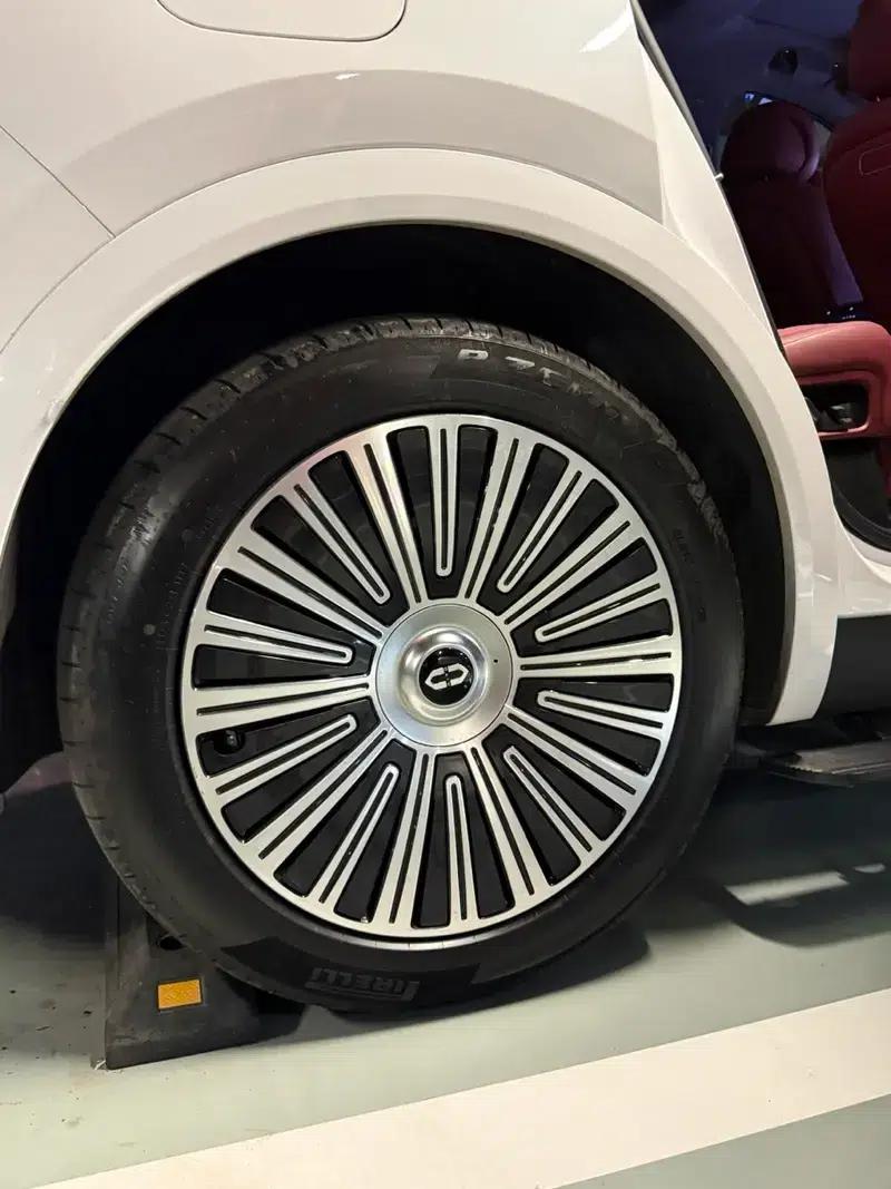 Wenjie M8 2025 Extended Range Max+ 5-Seat 4WD Version (896-line LiDAR) — миниатюра 4