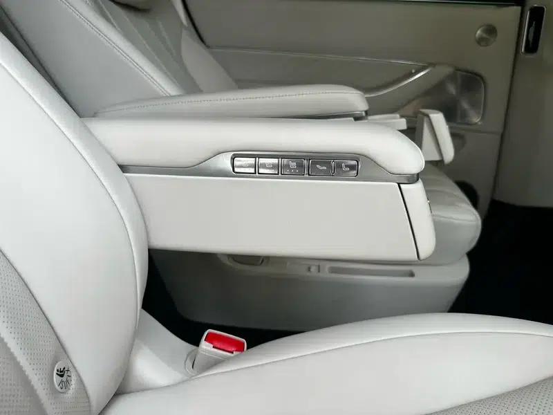Wenjie M8 2025 Extended Range Ultra 6-Seat 4WD (192-line LiDAR) — миниатюра 8