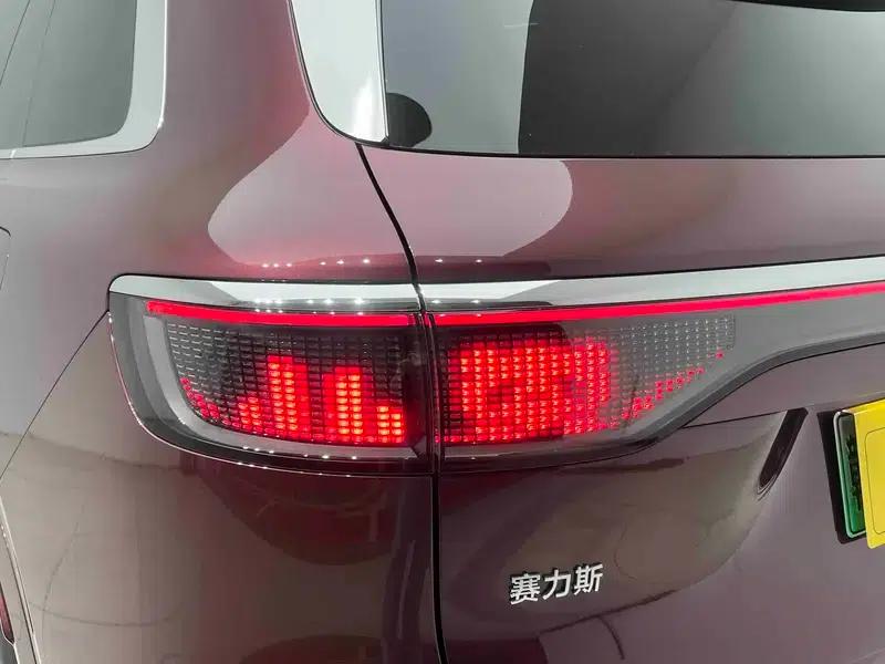 Wenjie M8 2025 Extended Range Max+ 6-Seat 4WD Version (192-line LiDAR) — миниатюра 9