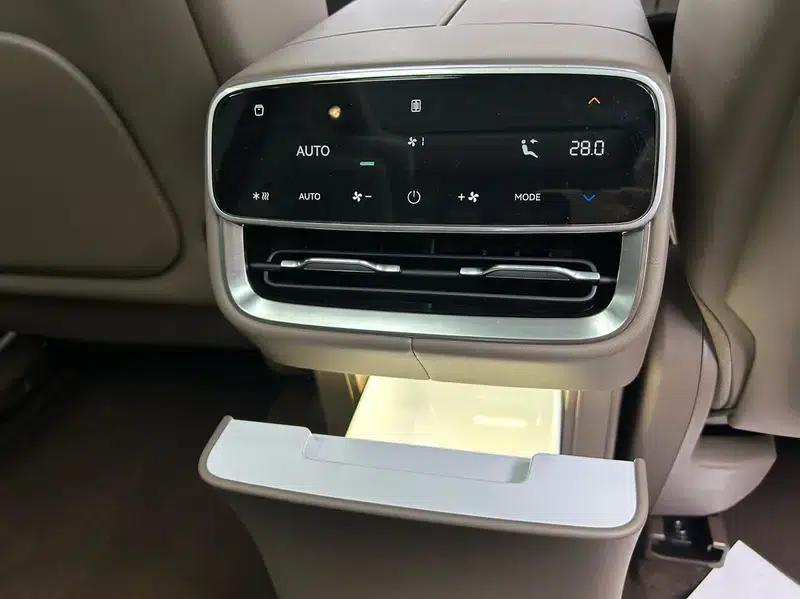 Wenjie M8 2025 Extended Range Max+ 6-Seat 4WD Version (192-line LiDAR) — миниатюра 9