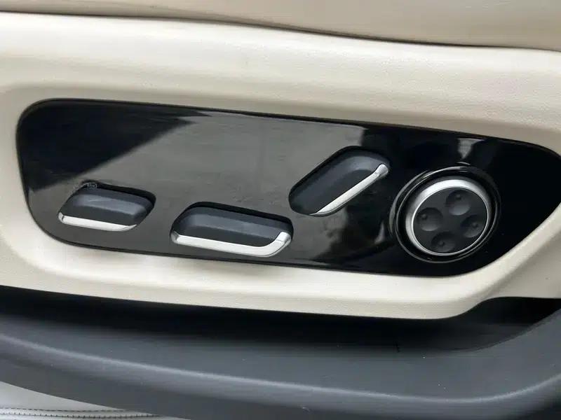 Wenjie M8 2025 Extended Range Max+ 6-Seat 4WD Version (192-line LiDAR) — миниатюра 13