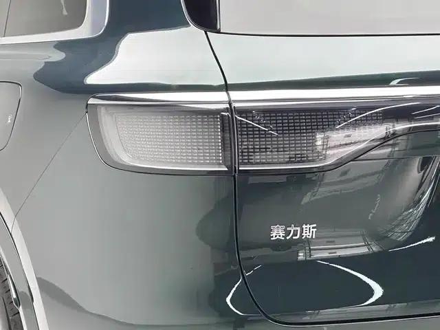 Wenjie M8 2025 Range Extended Max+ Six-Seat Version — миниатюра 13