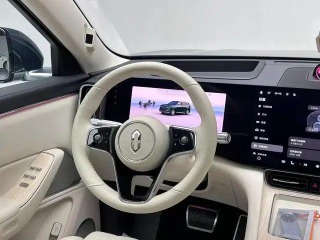 Wenjie M8 2025 Range Extended Max+ Six-Seat Version — миниатюра 16