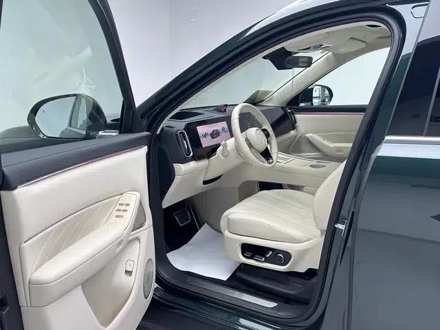 Wenjie M8 2025 Range Extended Max+ Six-Seat Version — миниатюра 17