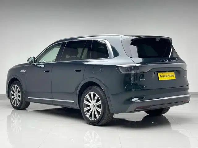 Wenjie M8 2025 Range Extended Max+ Six-Seat Version — миниатюра 5