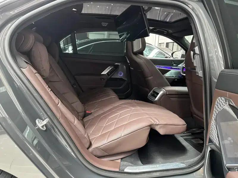 BMW i7 2023 xDrive60L Luxury Package — миниатюра 21