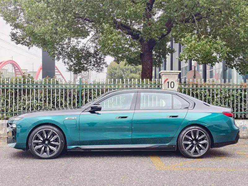 BMW i7 2023 M70L xDrive — миниатюра 3