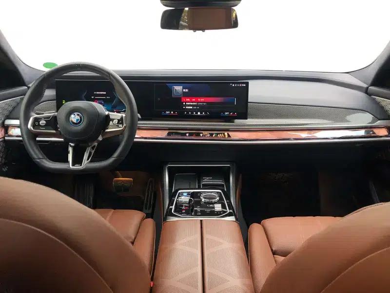 BMW i7 2023 M70L xDrive — миниатюра 11