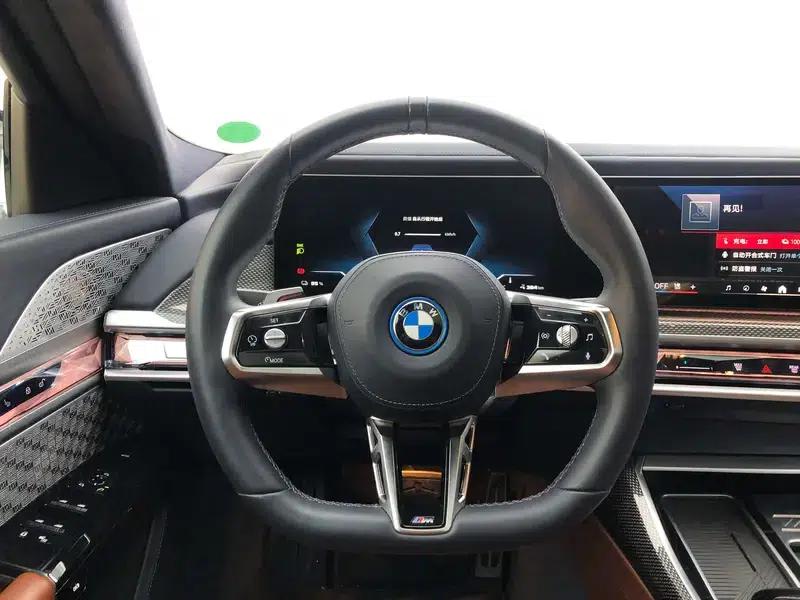 BMW i7 2023 M70L xDrive — миниатюра 13
