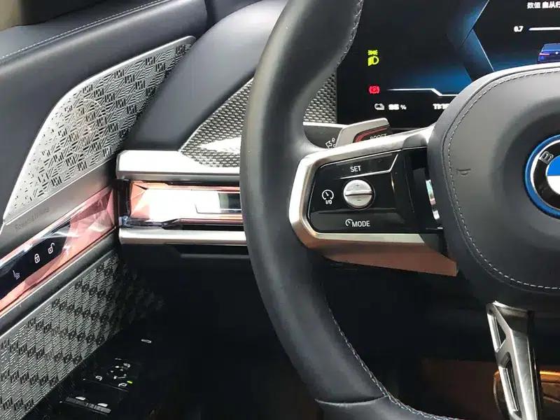 BMW i7 2023 M70L xDrive — миниатюра 15