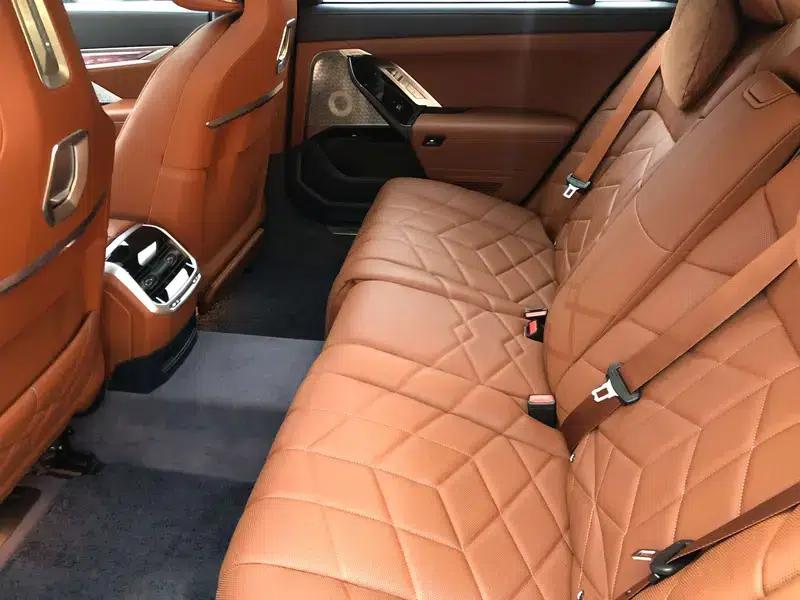 BMW i7 2023 M70L xDrive — миниатюра 17