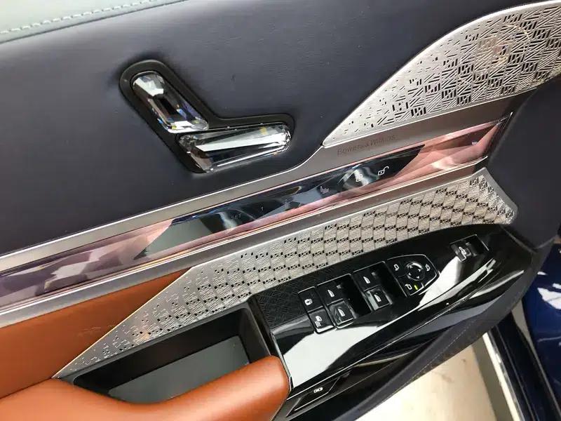 BMW i7 2023 M70L xDrive — миниатюра 18