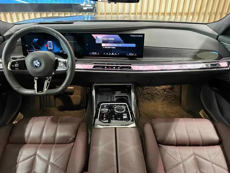 2023 BMW i7 xDrive60L M Sport Package — миниатюра 11