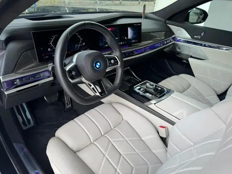 BMW i7 2023 M70L xDrive — миниатюра 20