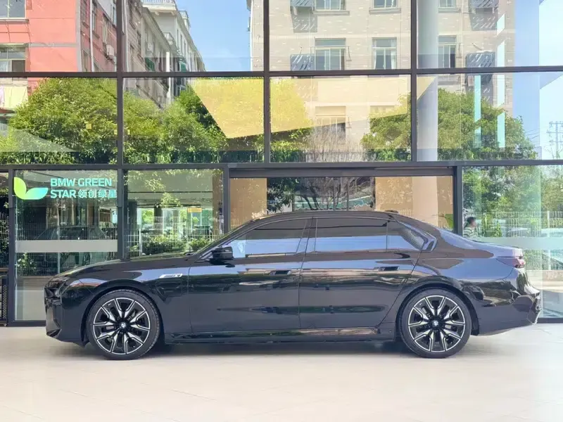 BMW i7 2023 M70L xDrive — миниатюра 3