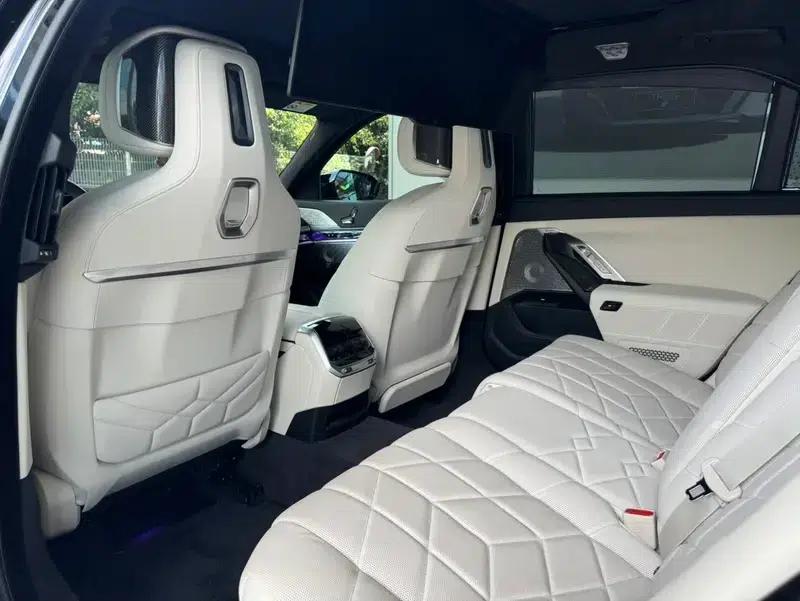 BMW i7 2023 M70L xDrive — миниатюра 21