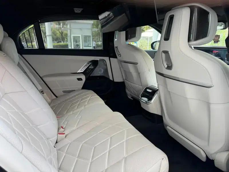 BMW i7 2023 M70L xDrive — миниатюра 22