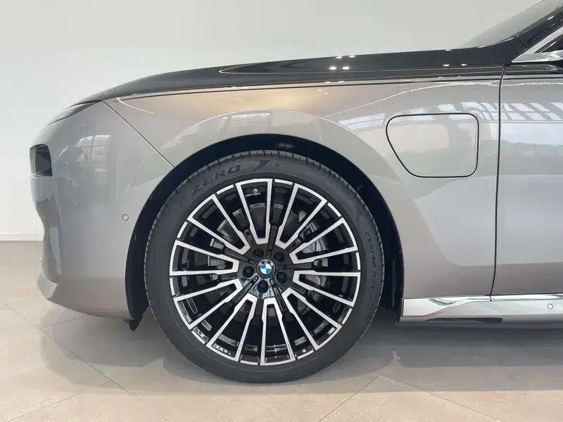 BMW i7 2023 xDrive60L Luxury Package — миниатюра 10