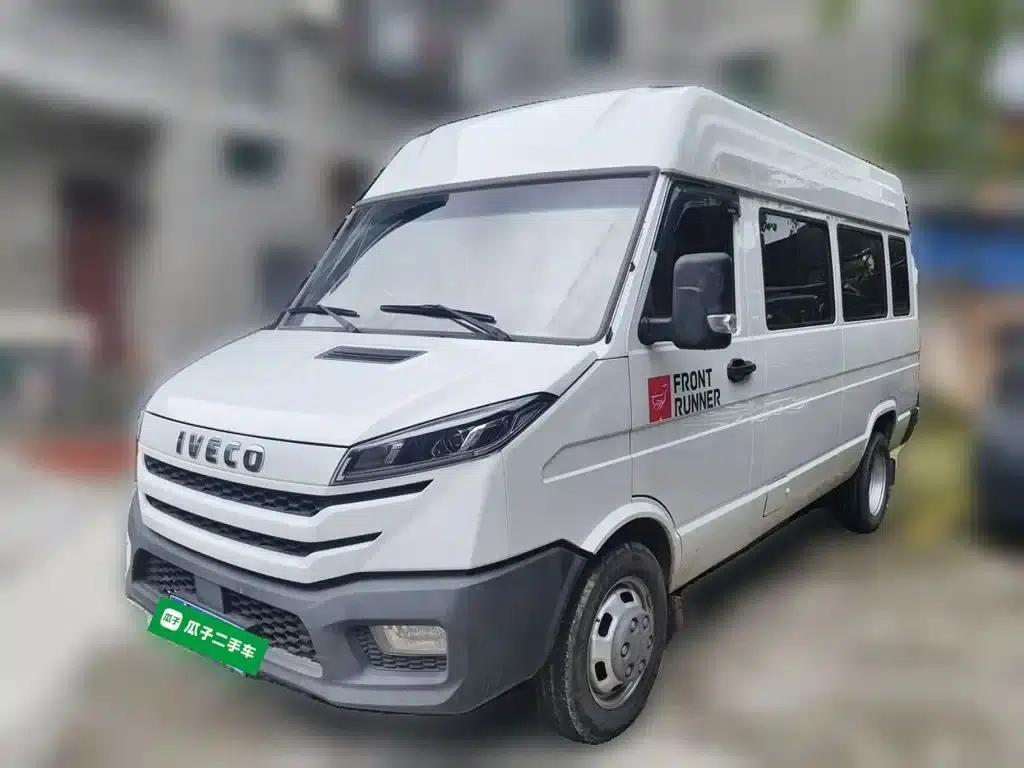 Iveco DeYi 2023 2.5T A37M1 Long Wheelbase Mid-Roof Dual Tire Manual Door 5-9 Seat — миниатюра 1