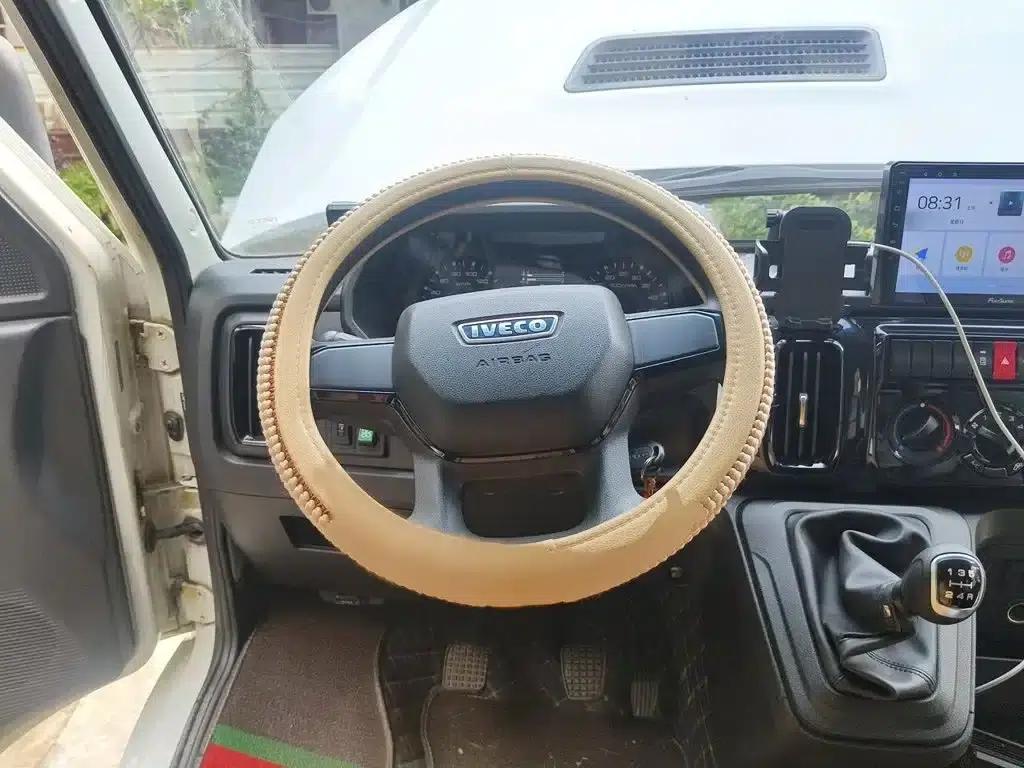 Iveco DeYi 2023 2.5T A37M1 Long Wheelbase Mid-Roof Dual Tire Manual Door 5-9 Seat — миниатюра 3