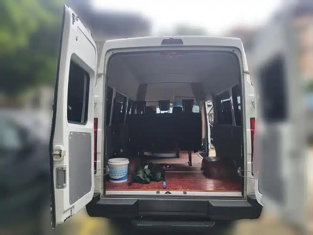 Iveco DeYi 2023 2.5T A37M1 Long Wheelbase Mid-Roof Dual Tire Manual Door 5-9 Seat — миниатюра 10