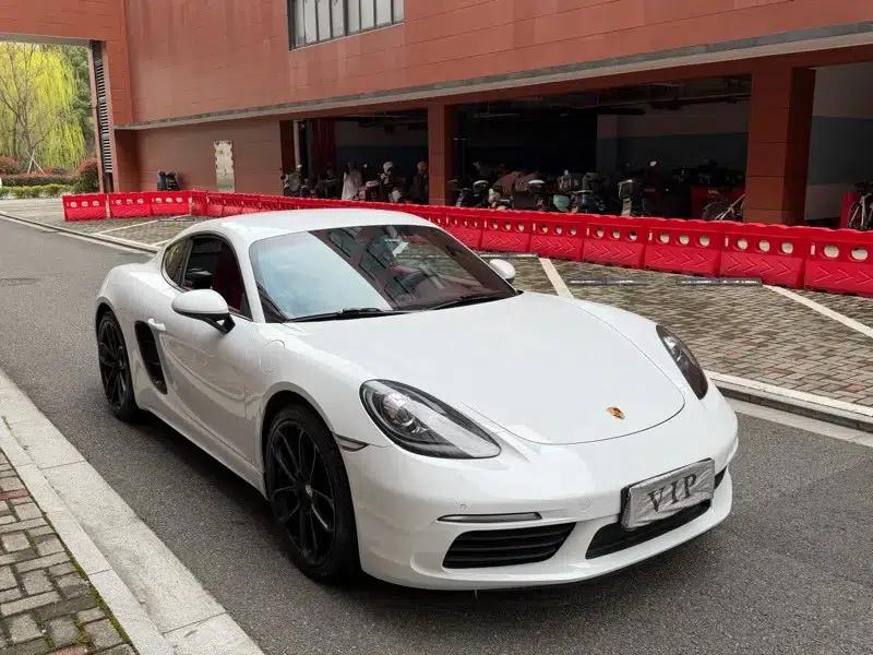 Porsche 718 Cayman 2018 2.0T — миниатюра 2