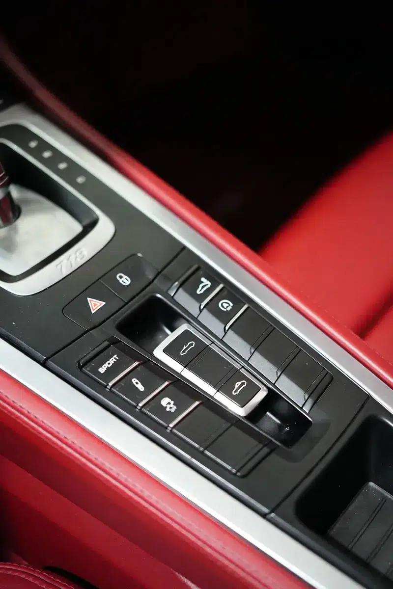 2018 Porsche 718 Boxster 2.0T — миниатюра 17