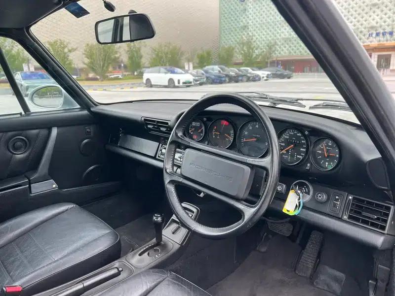 Porsche 911 1990 3.6L Automatic Rear-Wheel Drive 4-Seater Factory Custom Edition — миниатюра 16