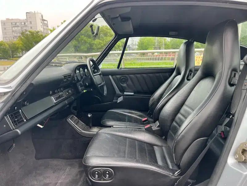 Porsche 911 1990 3.6L Automatic Rear-Wheel Drive 4-Seater Factory Custom Edition — миниатюра 23