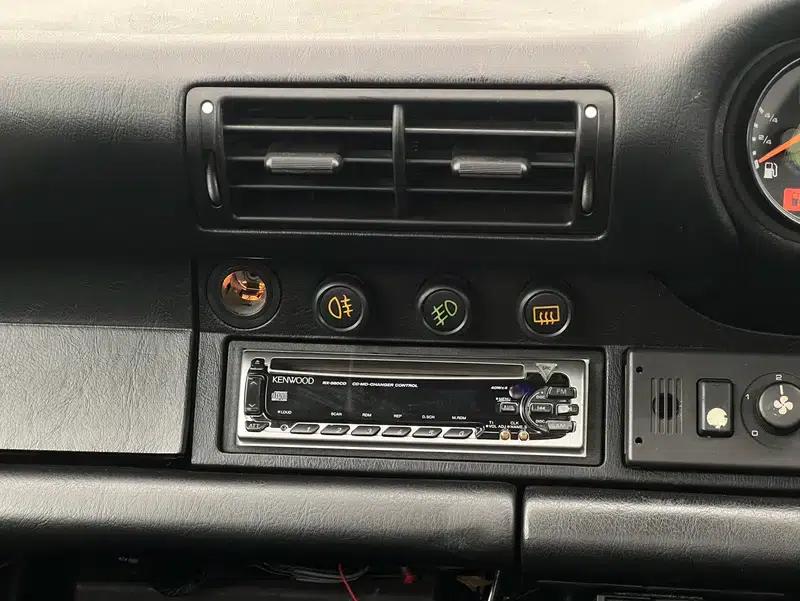Porsche 911 1990 3.6L Automatic Rear-Wheel Drive 4-Seater Factory Custom Edition — миниатюра 8