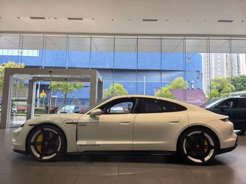 2022 Taycan Facelift: Taycan Turbo S — миниатюра 3