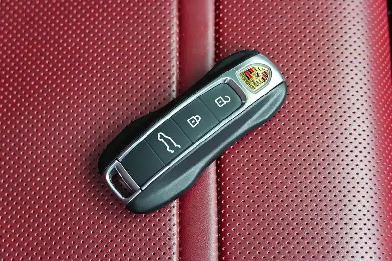 Cayenne E-Hybrid 2023 Cayenne E-Hybrid 2.0T — миниатюра 11