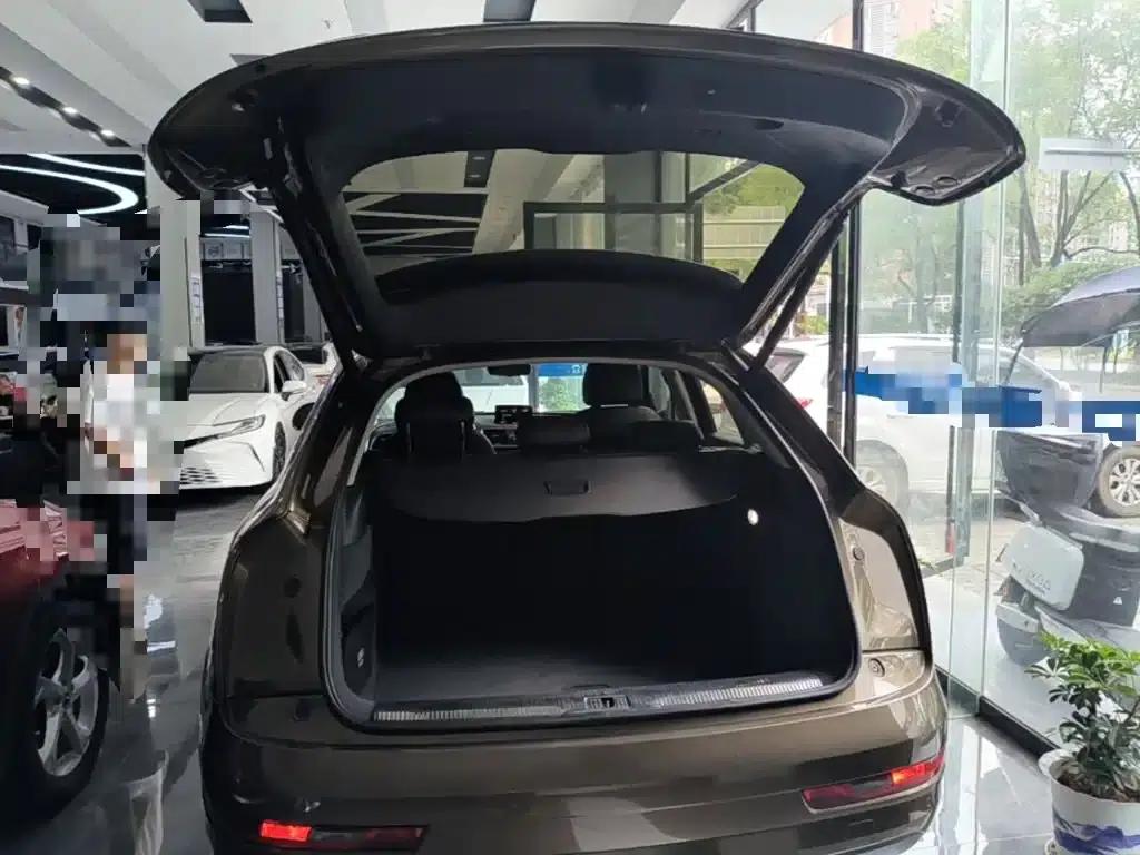 Audi Q3 2018 30th Anniversary Edition 35 TFSI Fashion Model — миниатюра 19