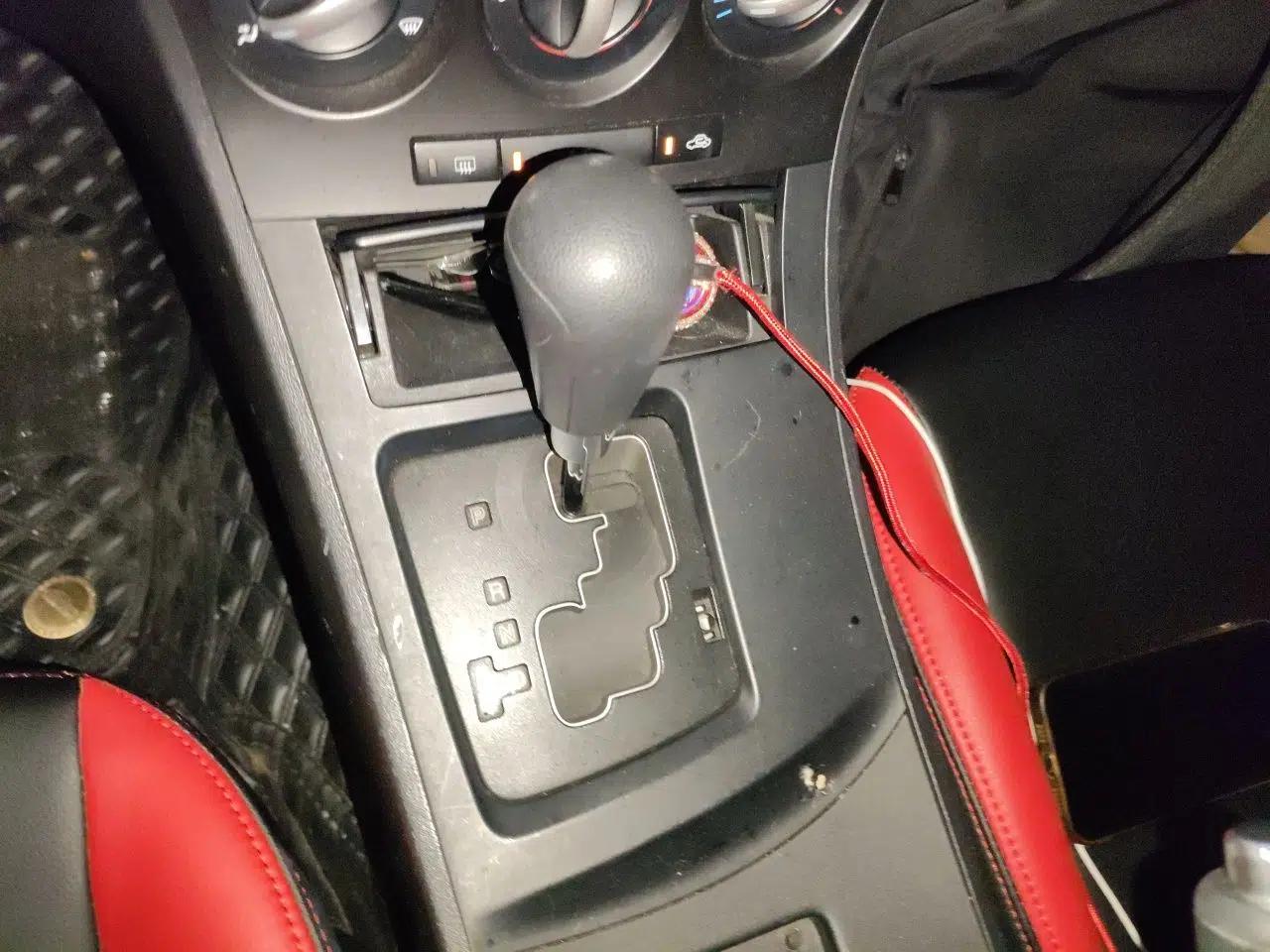 Mazda 3 2011 Sedan 1.6L Automatic Comfort Model — миниатюра 14