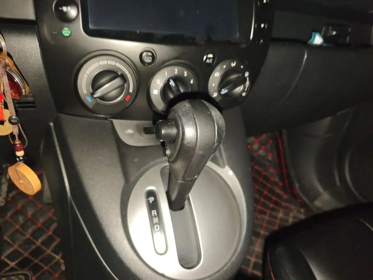 Mazda 2 2009 1.5L Automatic Value Edition — миниатюра 14