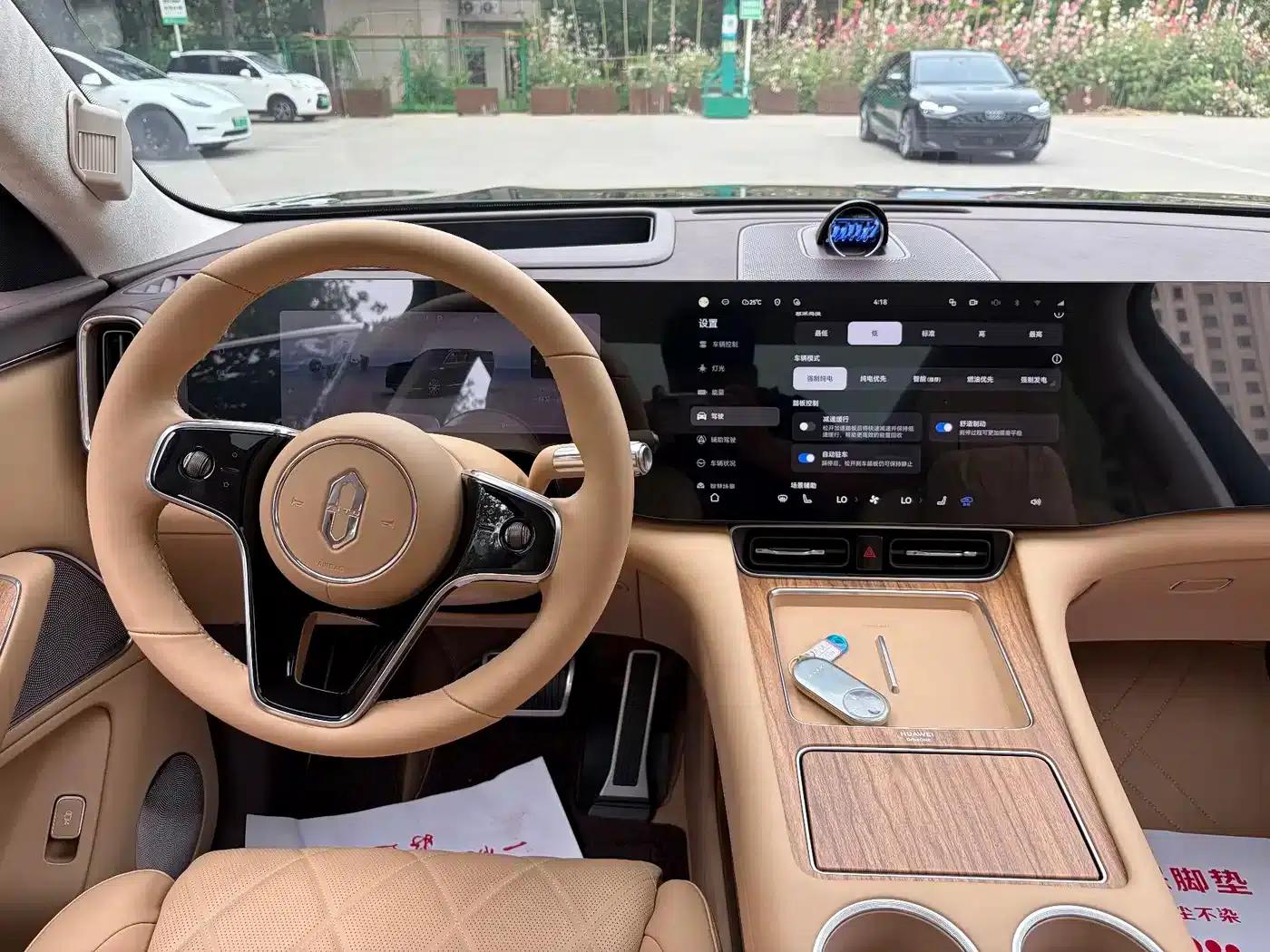 Wenjie M8 2025 Extended Range Max+ Version 53.4kWh 6-Seat Version (192-line LiDAR) — миниатюра 11