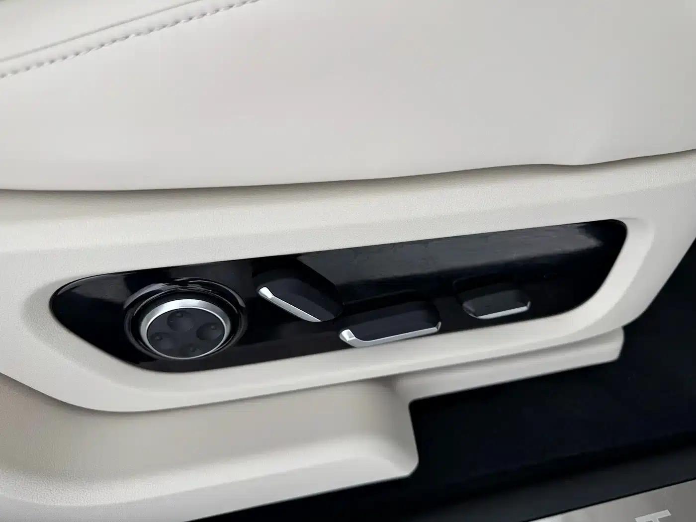 Wenjie M8 2025 Extended Range Max+ Version (53.4kWh, 5-seater, 192-line LiDAR) — миниатюра 13