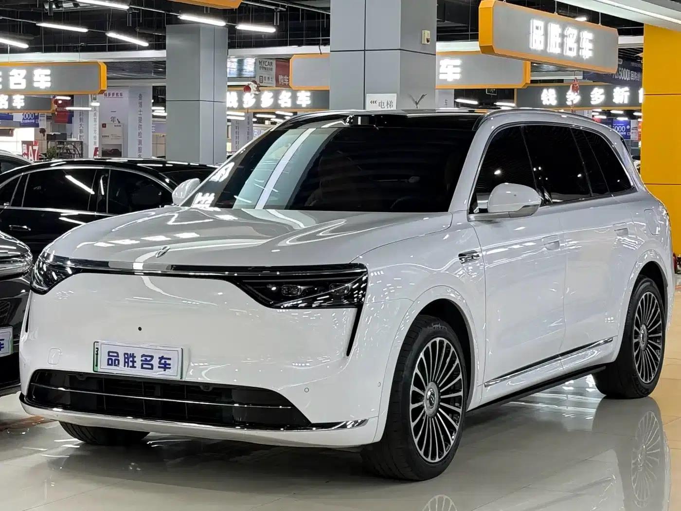 Wenjie M8 2025 Extended Range Max+ Version (53.4kWh, 6-seater, 192-line LiDAR) — миниатюра 1