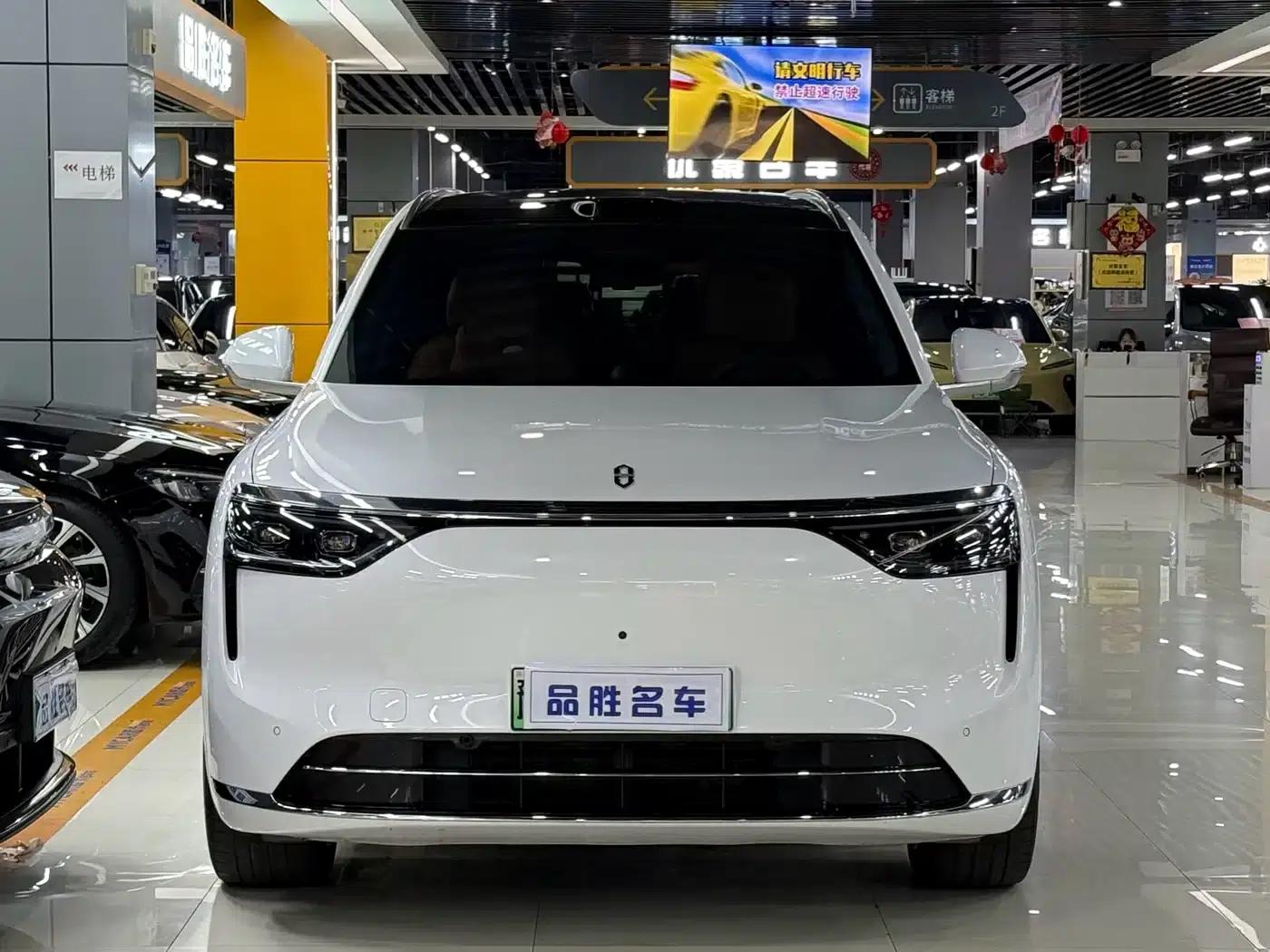 Wenjie M8 2025 Extended Range Max+ Version (53.4kWh, 6-seater, 192-line LiDAR) — миниатюра 2