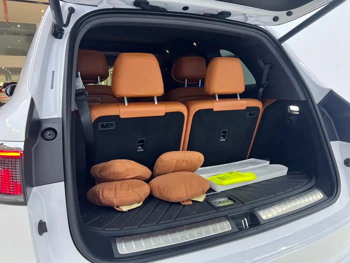 Wenjie M8 2025 Extended Range Max+ Version (53.4kWh, 6-seater, 192-line LiDAR) — миниатюра 13