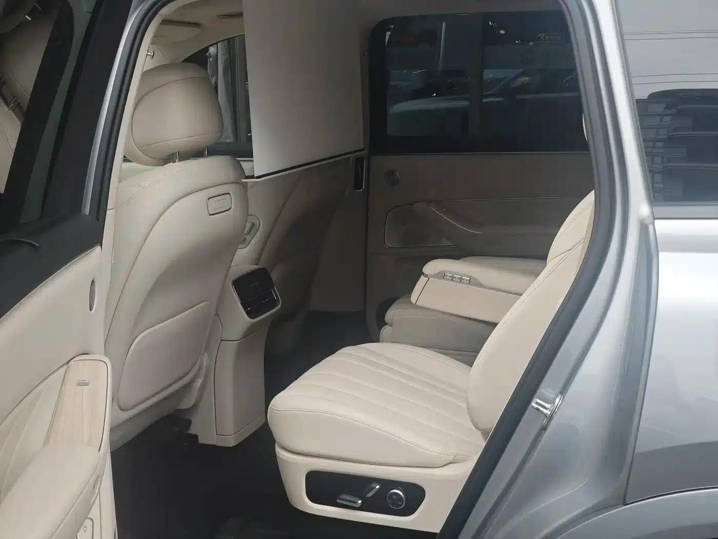 Wenjie M8 2025 Range Extended Ultra Edition 53.4kWh 6-Seat Version (192-line LiDAR) — миниатюра 11