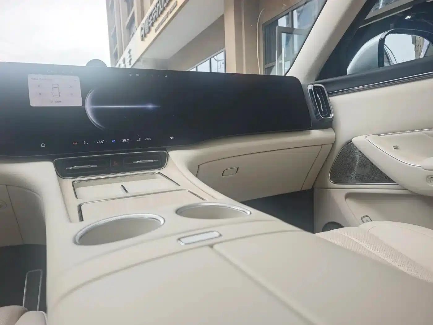 Wenjie M8 2025 Range Extended Ultra Edition 53.4kWh 6-Seat Version (192-line LiDAR) — миниатюра 12